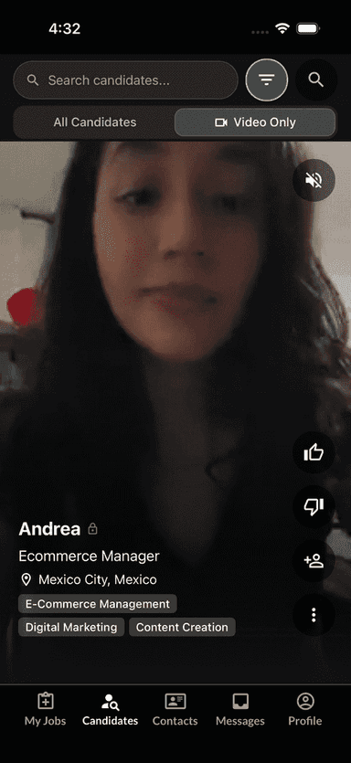 Wand mit Video-Lebensläufen von Kandidaten